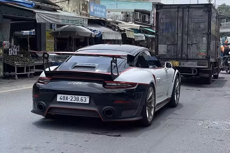 Không ít người tin rằng 1 đại gia Tây Nguyên đã mua lại chiếc Porsche 911 GT2 RS này và đăng ký sang biển số của tỉnh Đắk Nông cũ. Tuy nhiên, với việc người dân được phép mua biển số đẹp mình thích qua việc đấu giá, thì việc họ có hộ khẩu ở Hà Nội hay TP.HCM, hoặc bất kỳ đâu vẫn có thể đấu giá biển số của tỉnh thành khác.
