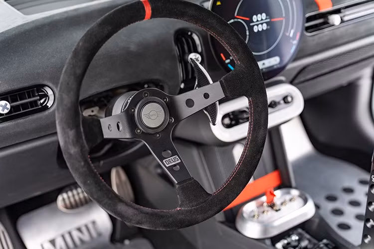 Chiếc xe trưng bày chạy điện ‘The Skeg’ là một cuộc nổi loạn nhưng tối giản và yên tĩnh, lấy cảm hứng từ vật liệu, công nghệ và triết lý của thế giới lướt sóng: sợi thủy tinh, tăng tốc và sự tối giản. Thân xe tạo ấn tượng đầu tiên táo bạo với lớp sơn hoàn thiện màu vàng và bạc rực rỡ - một cái gật đầu với cách tiếp cận tiến bộ của MINI đối với di chuyển điện.