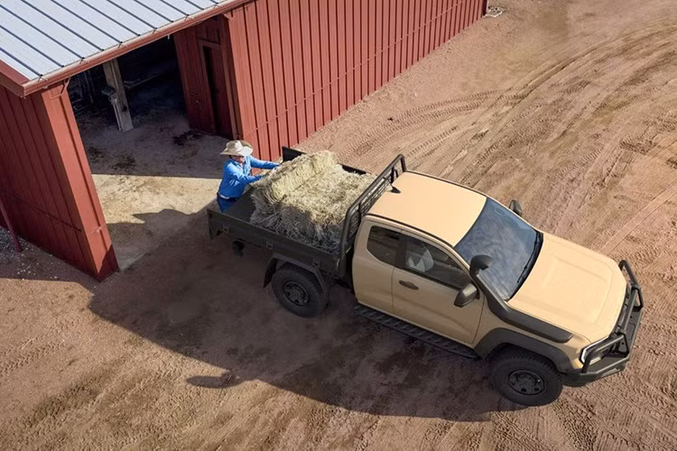 Về ngoại hình, mẫu xe bán tải Ford Ranger Super Duty 2026 nổi bật với lưới tản nhiệt và nắp ca-pô thiết kế riêng, cản off-road, ống thở và bộ lốp địa hình 33 inch, mang lại diện mạo hầm hố và thực dụng.