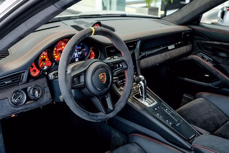 Dòng siêu xe GT2 RS được mệnh danh là chiếc 911 mạnh nhất trong lịch sử nhà Porsche, xe sở hữu khối động cơ Boxer 6 xi-lanh, tăng áp kép, dung tích 3,8 lít, sản sinh công suất tối đa lên đến 700 mã lực và mô-men xoắn cực đại đạt 750 Nm.