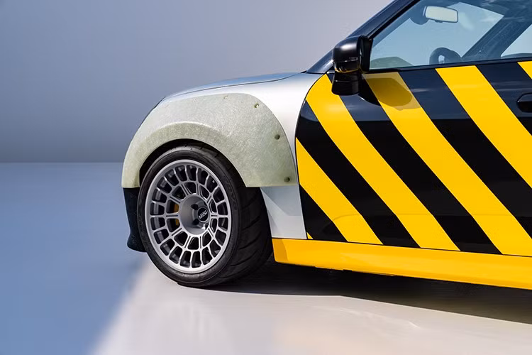 “Trong sự hợp tác đặc biệt này, chúng tôi giới thiệu hai chiếc xe gợi nhớ về lịch sử và thành công của MINI trong motorsport. Mọi chi tiết đều được chế tác với sự chính xác và chuyên môn thủ công. Điều này tạo ra những đặc tính độc đáo, được cảm nhận rõ ràng là thuộc về nhau qua ngôn ngữ thiết kế đặc biệt và cách sử dụng đồ họa,” ông Holger Hampf - Giám đốc Thiết kế MINI, chia sẻ.