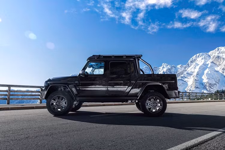 Mẫu xe này có tên gọi Brabus XLP 800 6x6 Adventure và nhắm thẳng đến giới triệu phú. Thật không ngoa khi nói rằng, trong khi G63 tiêu chuẩn có giá khởi điểm 186.100 đô la tại thị trường Mỹ, chưa bao gồm phí vận chuyển, thì phiên bản dẫn động 6 bánh này có giá 1.333.774,61 euro, tương đương gần 1,6 triệu USD theo tỷ giá hối đoái hiện tại, gấp 9 lần.