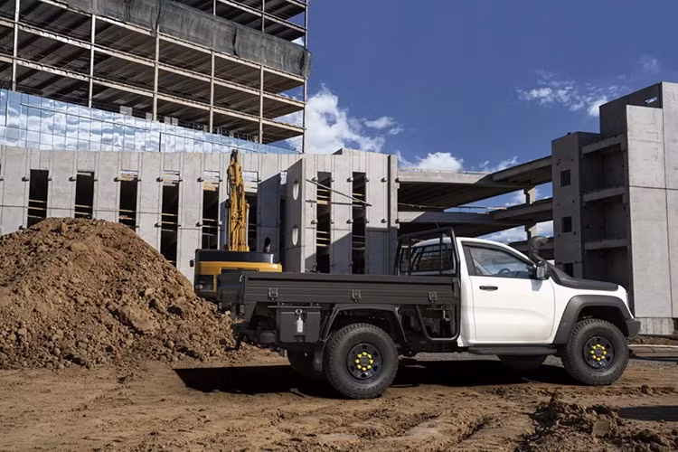 Khung gầm gia cố giúp xe kéo tối đa 4.500 kg, ngang ngửa Ford F-150, đồng thời tải trọng đạt 1.982 kg. Xe có các tùy chọn Single Cab, Super Cab và Double Cab với chiều dài chung 5.470 mm.