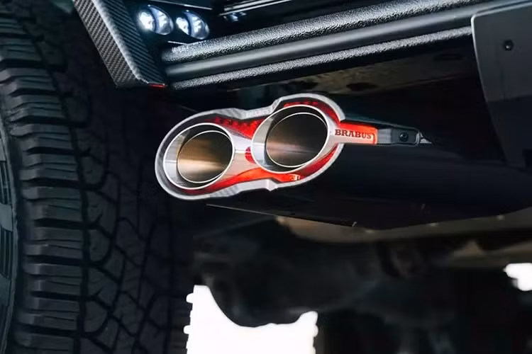 Bậc lên xuống của xe bán tải Brabus 800 XLP Adventure đặcb biệt này có thể chỉnh điện, có đèn chiếu sáng cũng được trang bị, và để dễ dàng ra vào hơn, cửa sau đã được điều chỉnh để mở tối đa 90 độ.