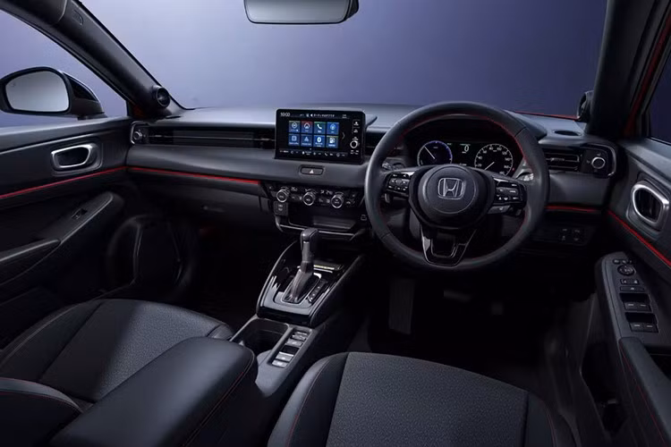 Nội thất mang phong cách tối màu, nhấn mạnh yếu tố thể thao với chỉ khâu đỏ, vô-lăng và cần số bọc da, trần xe màu đen. Ghế ngồi sử dụng chất liệu Lux Suede có tính năng chống trượt, tăng độ bám khi vận hành.