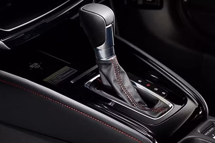 Honda đã tinh chỉnh hệ thống lái trợ lực điện và hạ thấp chiều cao xe từ 1.580 mm xuống còn 1.545 mm, giúp phản hồi lái chính xác hơn và đồng thời phù hợp với các gara cơ khí nhiều tầng tại Nhật Bản – vốn thường giới hạn chiều cao.