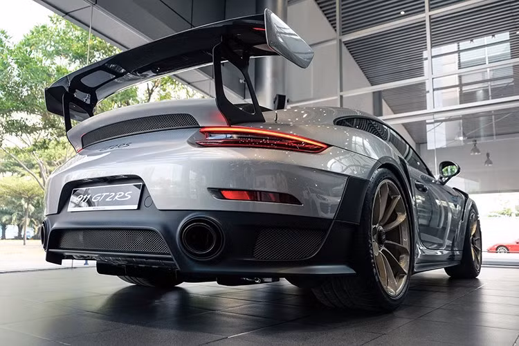 Thực ra chiếc siêu xe Porsche 911 GT2 RS này vẫn 1 chủ từ lúc mua về nước, chỉ khác là doanh nhân này đã đổi biển số từ 51 của TP.HCM, sang đầu số 48 của tỉnh Đắk Nông, và vì sao lại có chuyện thú vị này là nằm ở việc dãy số 23863 có ý nghĩa rất đặc biệt với chủ xe, là 1 trong số rất ít tỷ phú USD của Việt Nam.