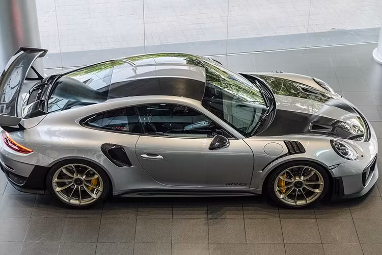 Hiện chiếc siêu xe Porsche 911 GT2 RS đang nằm trong bộ sưu tập xe của đại gia TP.HCM với số lượng xe sở hữu trên 30 chiếc. Vào thời điểm được mang về nước, Porsche 911 GT2 R Scó giá chính hãng được công bố hơn 20 tỷ đồng chưa bao gồm các tùy chọn đi kèm cũng như chi phí lăn bánh, vì thế, chiếc siêu xe Porsche 911 GT2 RS trong bài có giá được cho lên đến 24 tỷ đồng.