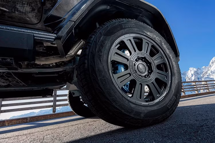 Bao quanh bộ bánh xe 9,5x22 inch mới là lốp xe 325/55 giúp cải thiện khả năng vượt địa hình so với SUV hạng sang Mercedes-AMG G63 tiêu chuẩn. Chiếc xe cũng có gầm cao hơn mặt đất, có phụ kiện gắn trên nóc xe có thể dùng để chở đủ loại đồ đạc và có thêm đèn phía trên kính chắn gió phía trước có thể dễ dàng biến đêm thành ngày bất cứ khi nào người cầm vô lăng muốn.