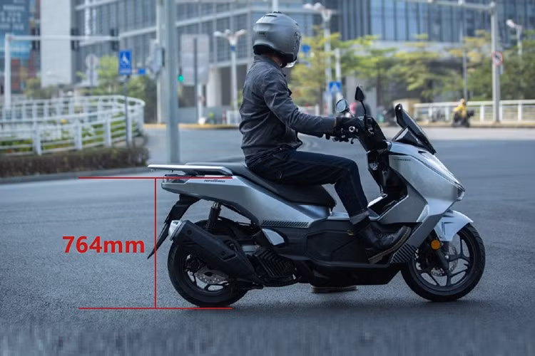 Xe còn sở hữu cụm nút điều khiển thiết kế mới, có đèn nền hỗ trợ quan sát ban đêm, đi kèm đầy đủ các chức năng điều khiển. Đặc biệt, Honda NWG150 còn hỗ trợ camera hành trình DJI OSMO Action 5 Pro, cho phép ghi hình ban đêm và nhận diện khuôn mặt trong quá trình di chuyển.