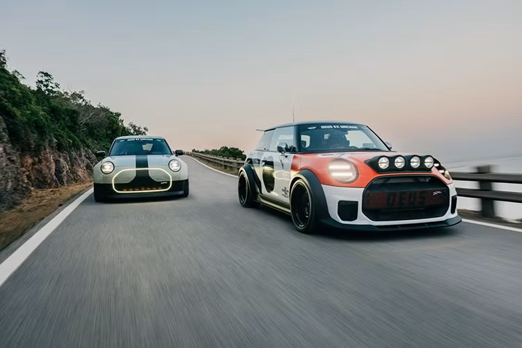 Bộ sưu tập MINI x Deus Ex Machina được phát triển dựa trên DNA chung của cả hai thương hiệu - kỹ thuật chính xác, phong cách vượt thời gian và sự chú ý ám ảnh đến chi tiết. Vật liệu cao cấp và may đo chu đáo là tiêu chuẩn cho dòng sản phẩm, với mỗi món đồ phản ánh cam kết của Deus đối với nghề thủ công và danh tiếng trong việc tạo ra trang phục chuyển đổi giữa phong cách sống và di sản.