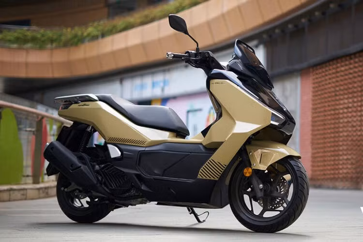 Honda NWG150 2026 mới không chỉ thu hút sự chú ý bởi thiết kế độc đáo mà còn được trang bị hàng loạt công nghệ tiên tiến, cùng khả năng vận hành vượt trội. Xe được phân phối với hai phiên bản: Standard và Moto Travel, phù hợp với nhiều nhu cầu sử dụng từ đi lại hàng ngày đến những chuyến hành trình ngắn.