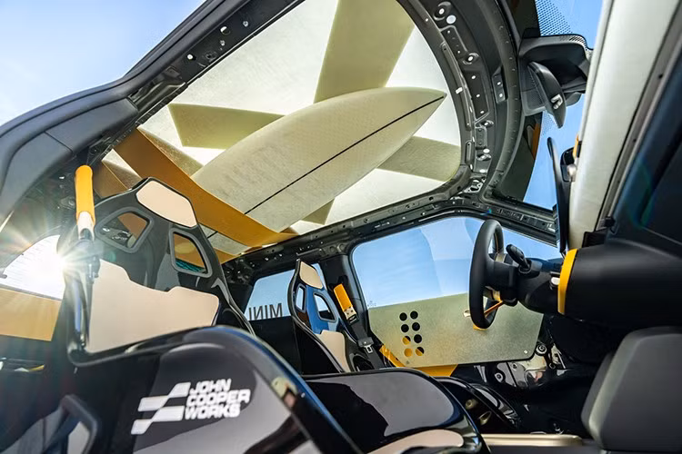 Bảng điều khiển của xe lấy cảm hứng từ công nghệ chế tạo ván lướt sóng: nhẹ, bền và nổi bật về mặt thị giác. Chữ ‘X’ cỡ lớn trở lại như một điểm nhấn thị giác, trong khi các huy hiệu Bộ sưu tập Deus và chi tiết in 3D trên bảng điều khiển đóng vai trò là những dấu hiệu tinh tế của một văn hóa chung - một văn hóa dựa trên nghề thủ công, sự kết nối và cuộc truy tìm chuyến đi.