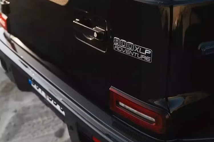 Việc chuyển đổi thành xe bán tải chính là điểm nhấn nổi bật ngay từ cái nhìn đầu tiên. Nhưng thùng xe mở phía sau khoang hành khách không phải là điểm đặc biệt duy nhất, vì nó còn được trang bị bộ bodykit thân rộng, với các vòm bánh xe, nắp capo mới, cản trước khác biệt, lưới tản nhiệt khác biệt và 1 số thay đổi khác.