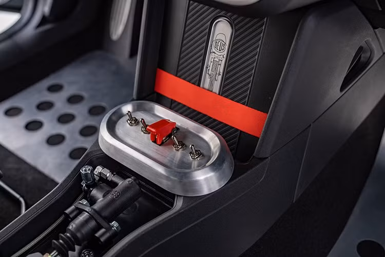 Bên trong nội thất có điểm nhấn 3 màu sắc gồm: đỏ, trắng và đen đậm chất John Cooper Works. Dây đai an toàn 5 điểm ôm sát cơ thể người lái với sự chính xác. Các công tắc gạt là những yếu tố cổ điển, chỉ có kết nối cơ học trực tiếp giữa suy nghĩ và hành động. Mỗi nút có chức năng rõ ràng. Phanh tay thủy lực với cần gạt lớn, thể hiện sự chính xác và kiểm soát.