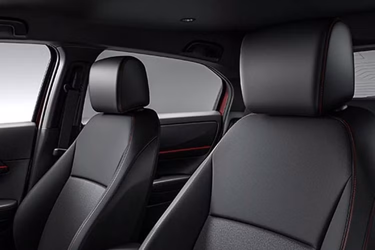 Trang bị tiêu chuẩn trên Vezel RS khá đầy đủ: đèn pha LED, ghế trước và vô-lăng sưởi, điều hòa tự động 2 vùng, sạc không dây, cốp điện rảnh tay và gói an toàn Honda Sensing. Người mua có thể tùy chọn thêm camera đa góc và dàn âm thanh 10 loa cao cấp.