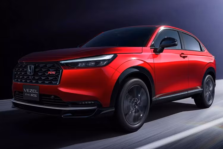 Xe sở hữu ốp hông thể thao và bộ mâm hợp kim 18 inch cắt kim cương. Xe có 5 tùy chọn màu sơn, trong đó nổi bật là đỏ Premium Crystal Red Metallic.