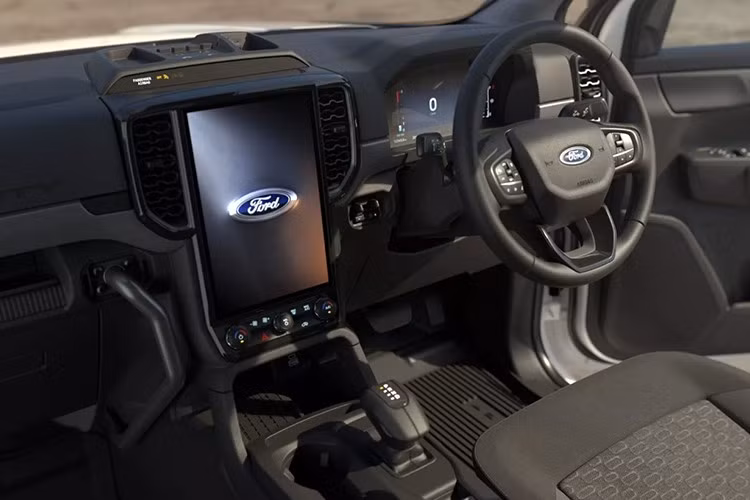 Ford Australia còn cung cấp nhiều gói trang bị mở rộng để đáp ứng nhu cầu khác nhau, từ công việc, nông trại đến phiêu lưu off-road. Các gói này đều bổ sung thùng thép chịu lực, bình nước, hộp đồ khóa và thảm sàn chống thời tiết, trong khi những tùy chọn cao cấp hơn bao gồm cản ARB Summit Bull Bar, tời Warn và bậc chống va ARB Rock Sliders.