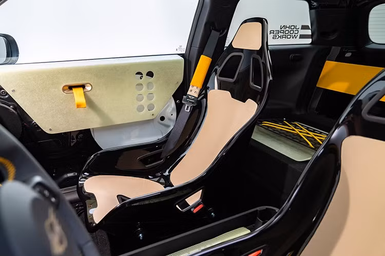 Bên trong, các điều khiển analog được tối giản, phản ánh văn hóa lướt sóng ưu tiên chức năng hơn vẻ ngoài bóng bẩy. Các khay sợi thủy tinh dành cho đồ lướt sóng, đồng thời là giải pháp lưu trữ thực tế cũng như mang văn hóa lướt sóng vào nội thất. Chất liệu bọc neoprene trên ghế đua nhẹ, chống nước và thoải mái tạo ra sự kết nối với bộ môn lướt sóng.