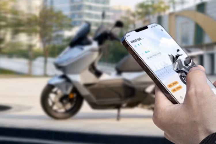 Hệ truyền động sử dụng hộp số vô cấp CVT kết hợp hệ thống ngắt động cơ tạm thời (Idle Stop), giúp xe vận hành mượt mà và tiết kiệm nhiên liệu đáng kể. Theo tiêu chuẩn kiểm định GB tại Trung Quốc, mức tiêu hao nhiên liệu của NWG150 chỉ khoảng 2,1 lít/100 km – một con số rất ấn tượng trong phân khúc xe tay ga 150cc.