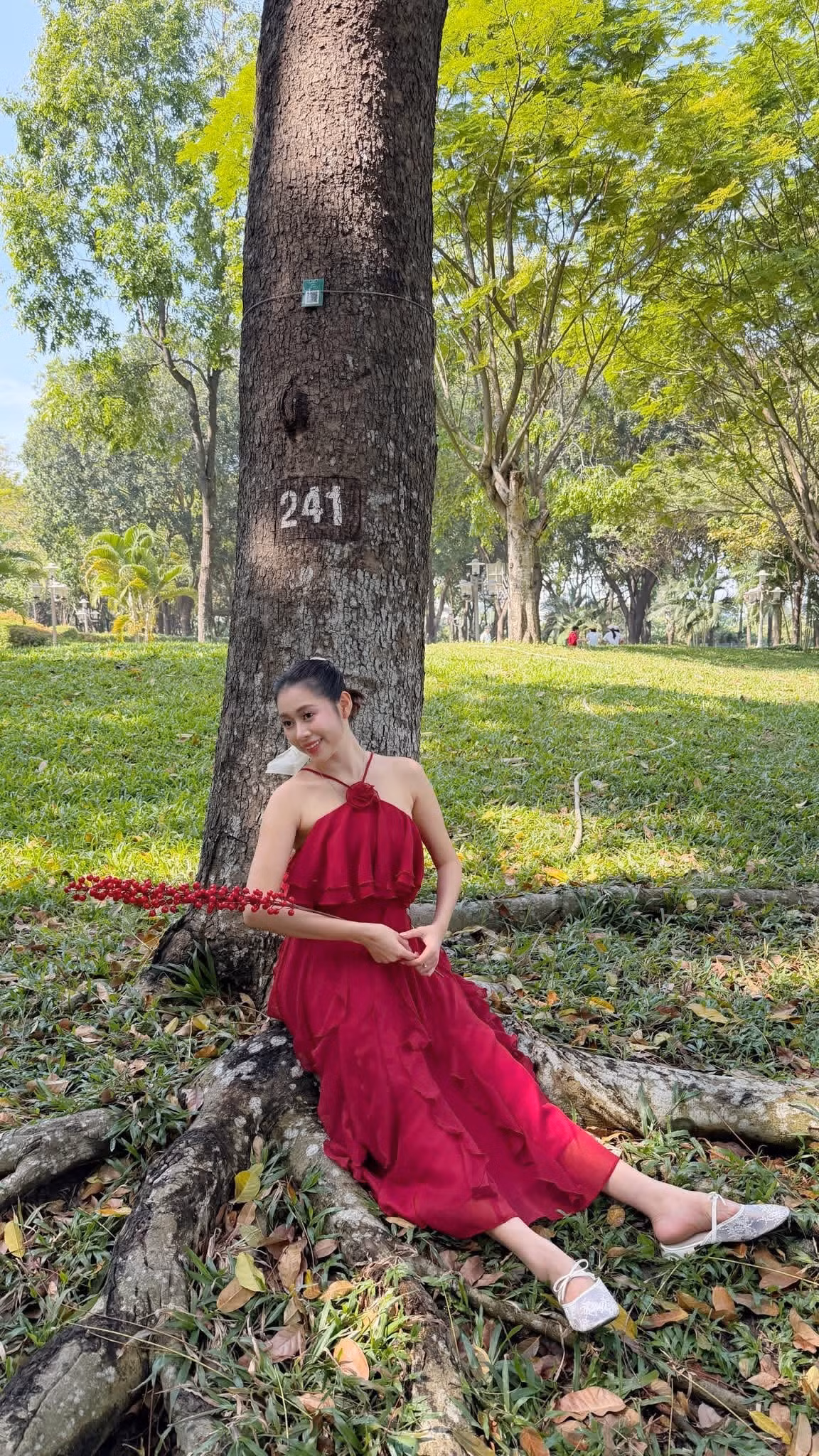 Bên dưới mỗi bức ảnh, cư dân mạng để lại hàng loạt bình luận hài hước: người thì đùa rằng “chụp vậy mới đúng là Tết ở nhà”, người khác lại thích thú vì cuối cùng cũng có bộ ảnh Tết không bị… áp lực sống ảo.