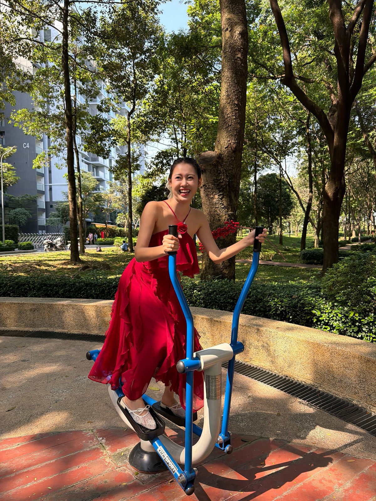 Từ những clip đơn giản ban đầu, Phương Thoa dần xây dựng được lượng người theo dõi “khủng” trên TikTok và YouTube, trở thành gương mặt quen thuộc với nhiều series triệu view, trong đó nổi bật là “Nữ chủ tịch giả danh” đóng cùng chồng – Chí Thành.