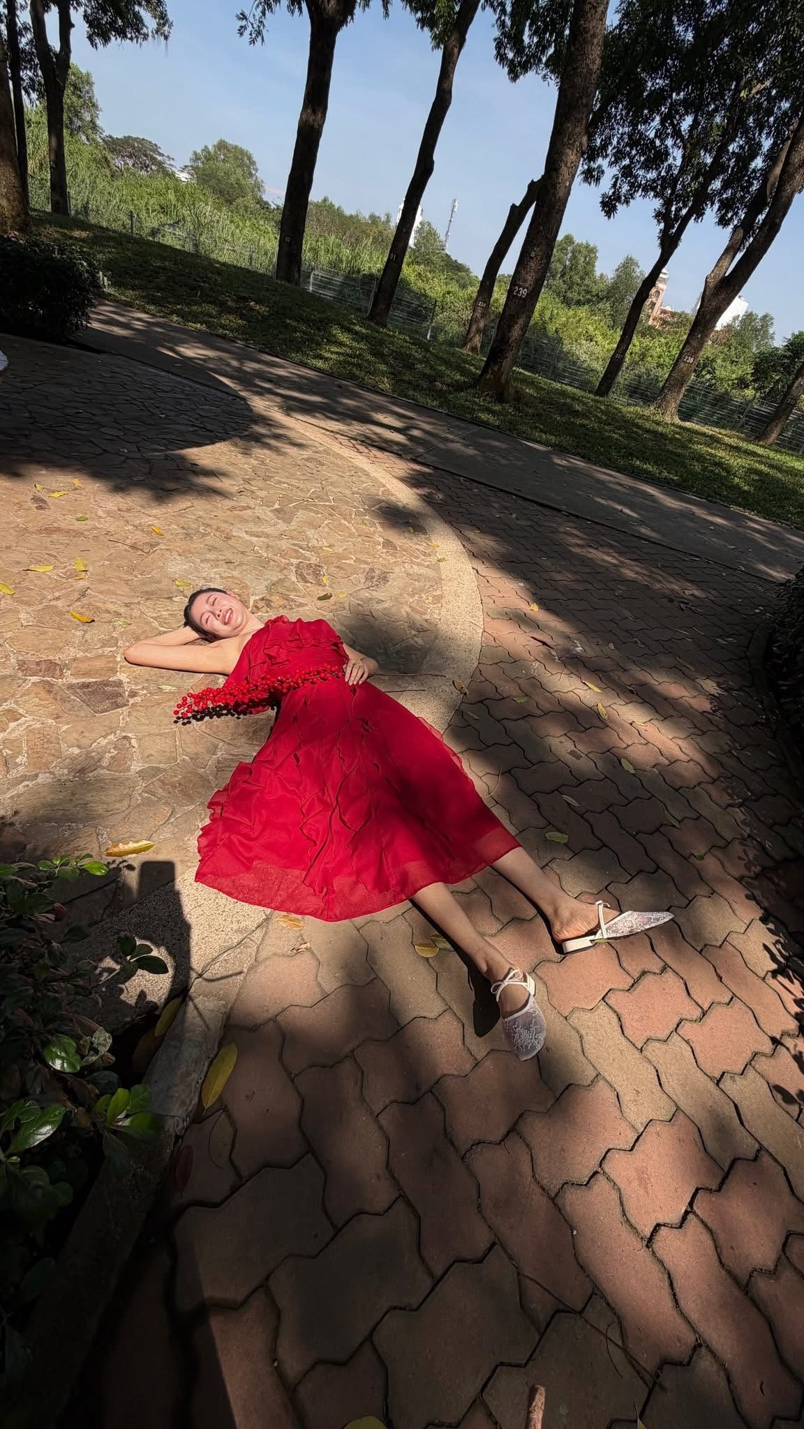 Không phải ngẫu nhiên mà Việt Phương Thoa luôn được xem là một trong những TikToker có cá tính rõ rệt. Sinh năm 1998, quê Quảng Ngãi, cô được biết đến rộng rãi với biệt danh “em gái chị Google” nhờ khả năng giả giọng Google Assistant cực giống.