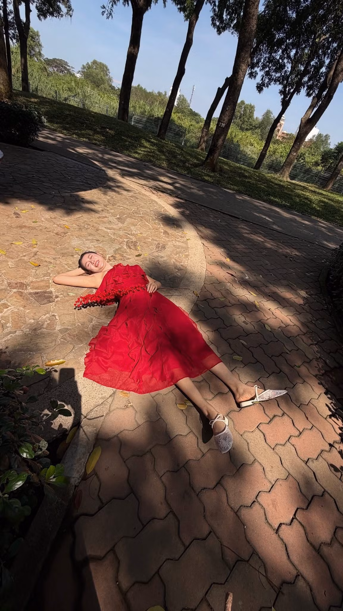 Không phải ngẫu nhiên mà Việt Phương Thoa luôn được xem là một trong những TikToker có cá tính rõ rệt. Sinh năm 1998, quê Quảng Ngãi, cô được biết đến rộng rãi với biệt danh “em gái chị Google” nhờ khả năng giả giọng Google Assistant cực giống.