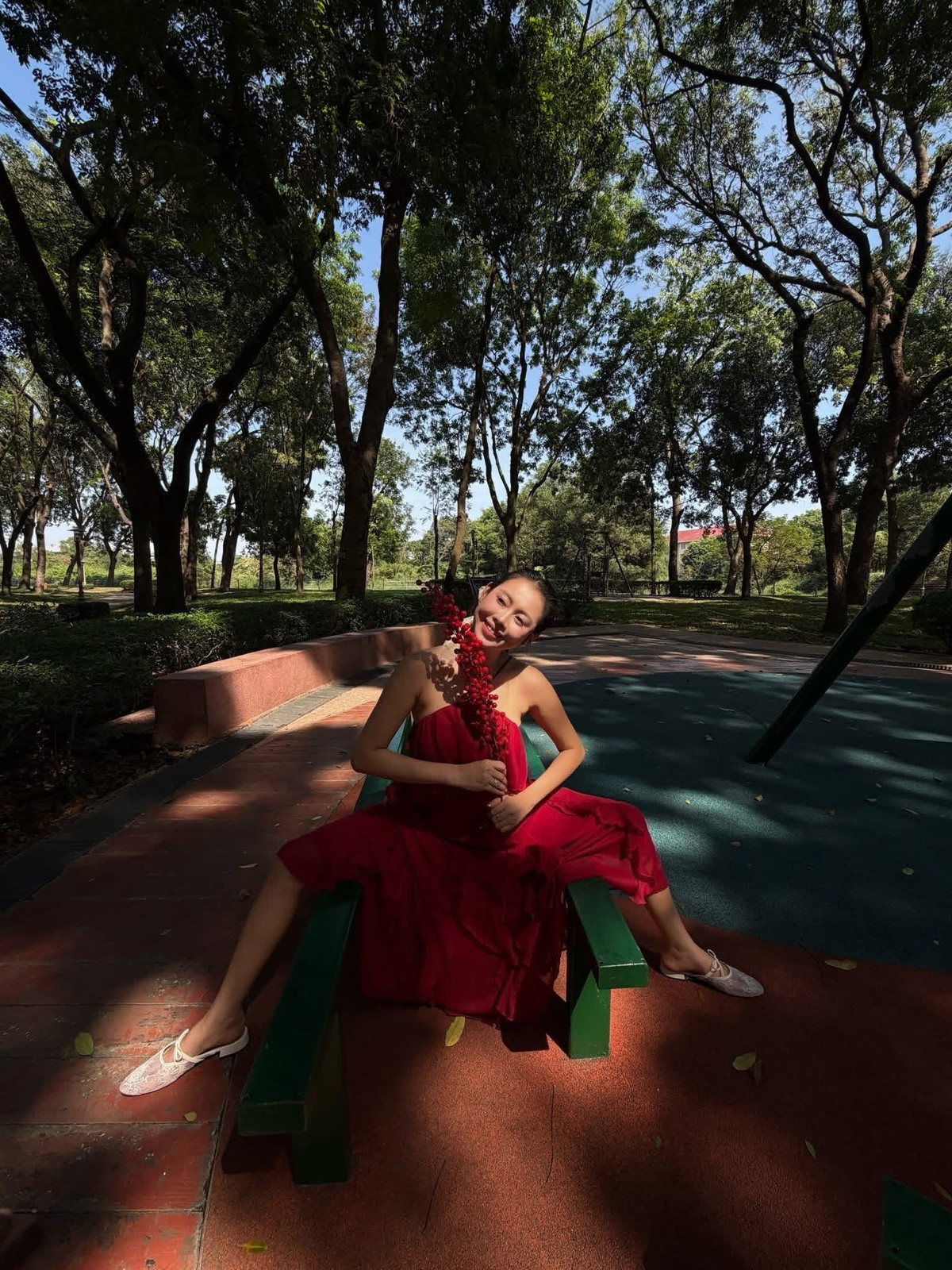 Không ít khán giả nhận xét, chỉ cần nhìn cách tạo dáng là biết ngay “chính chủ Việt Phương Thoa”, bởi khó ai có thể nghĩ ra những pose hình vừa ngộ nghĩnh vừa duyên dáng đến vậy.