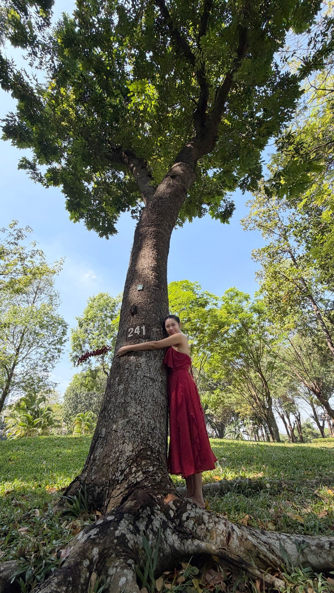 Các video ngắn của Phương Thoa thường xoay quanh tình huống đời thường, lối diễn tự nhiên và nét hài rất “đời”, dễ khiến người xem bật cười ngay từ những giây đầu tiên.