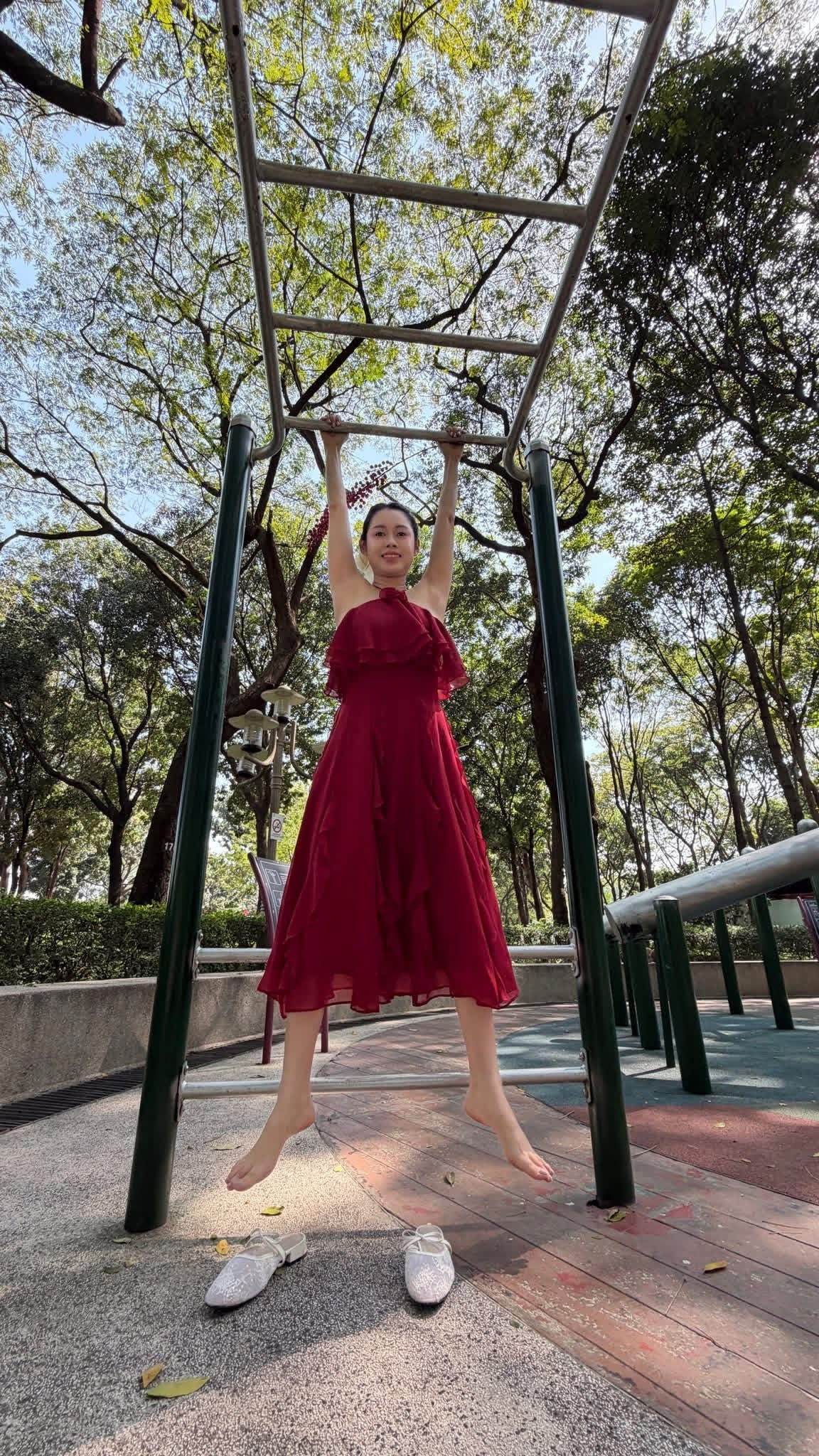 Giữa vô vàn khung hình xinh đẹp, chỉn chu, Việt Phương Thoa tiếp tục ghi điểm theo cách rất riêng khi tung bộ ảnh gợi ý tạo dáng chụp hình Tết “lầy lội”, xem là bật cười nhưng càng ngắm càng thấy… đúng chất Phương Thoa.