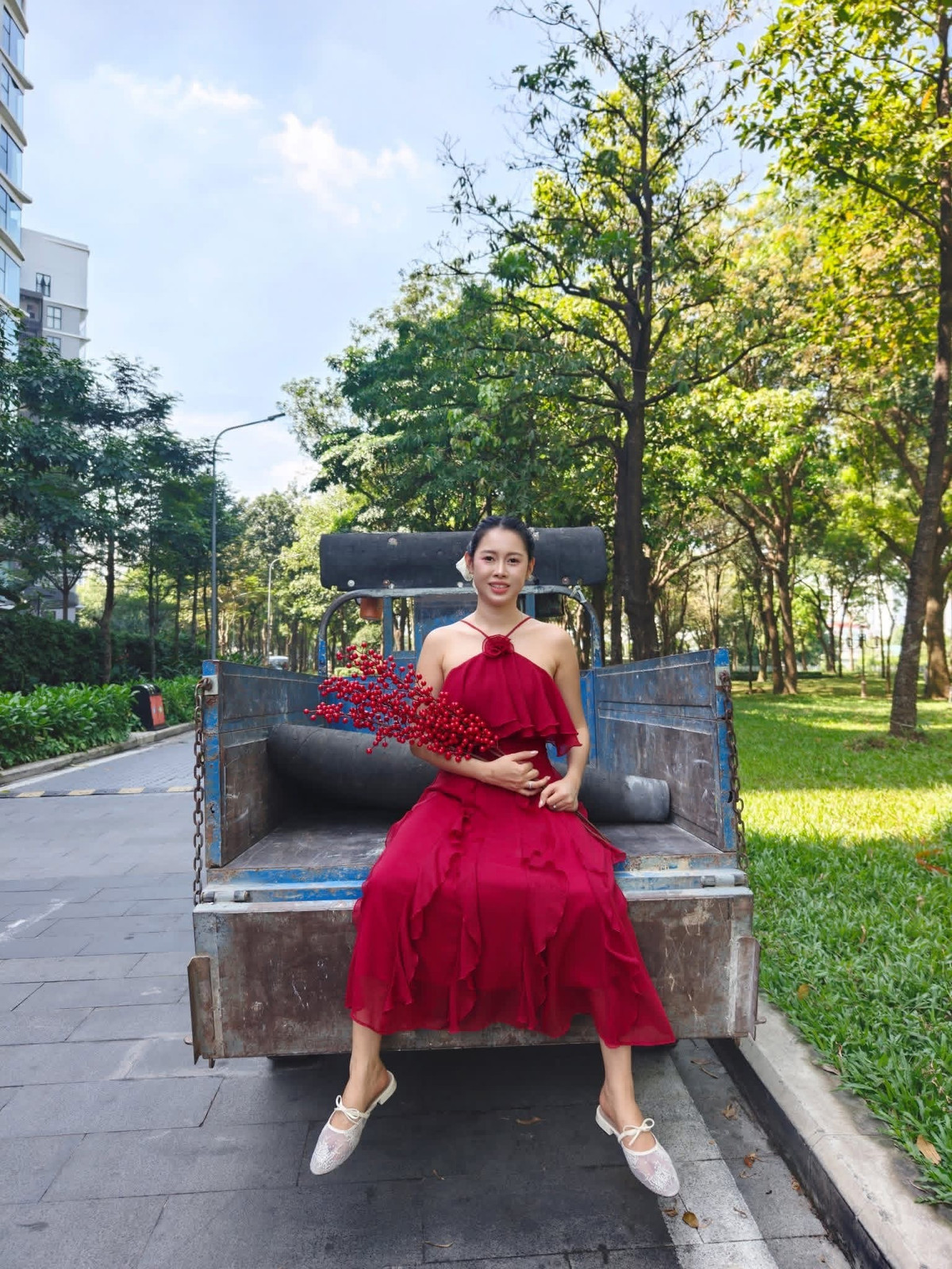 Chính sự đối lập giữa trang phục nữ tính và loạt pose hình “bất cần hình tượng” đã tạo nên hiệu ứng hài hước, khiến dân mạng không khỏi thích thú.