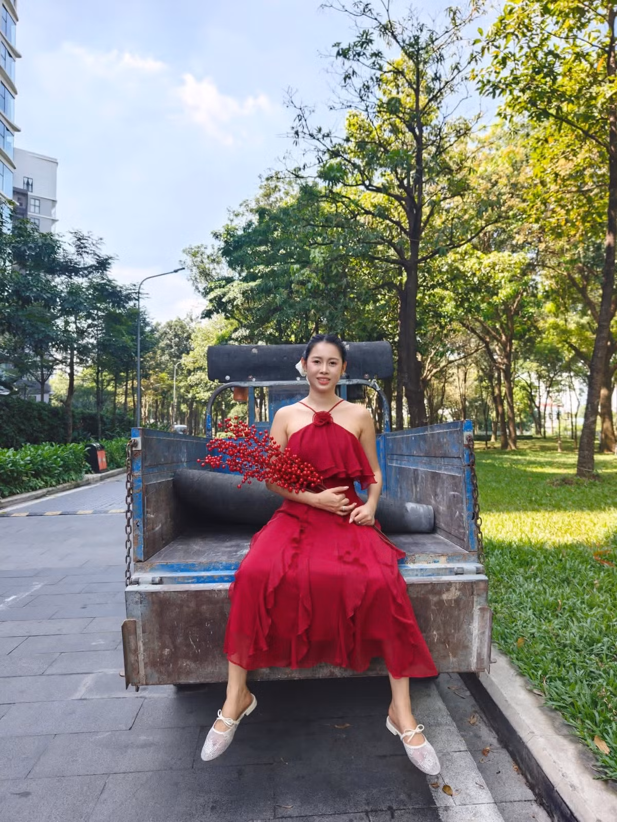 Chính sự đối lập giữa trang phục nữ tính và loạt pose hình “bất cần hình tượng” đã tạo nên hiệu ứng hài hước, khiến dân mạng không khỏi thích thú.