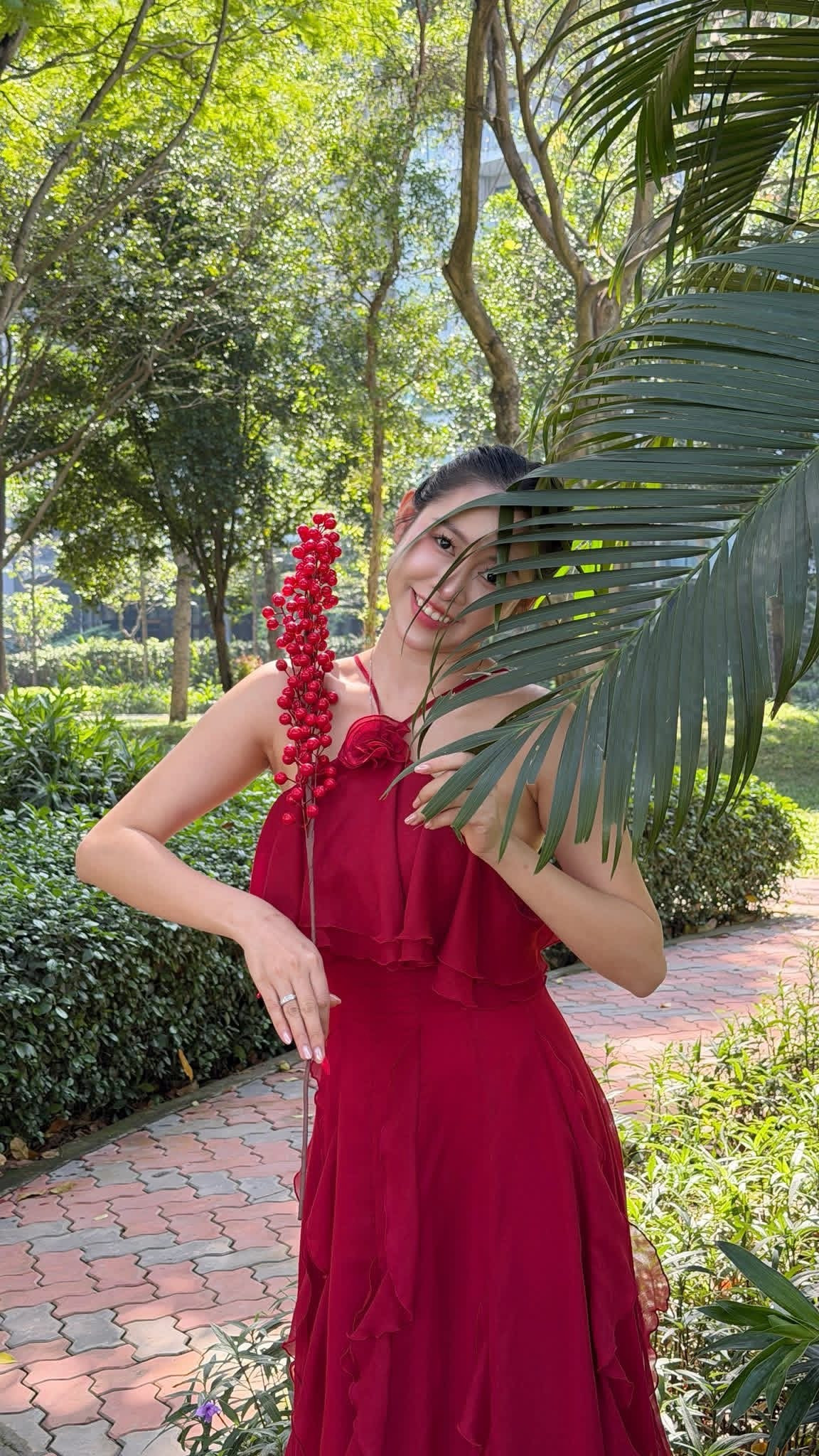 Thay vì tạo dáng nghiêm túc, Phương Thoa chọn sự tự nhiên, thoải mái và pha chút “tấu hài” rất đời – đúng với tinh thần giải trí mà cô theo đuổi bấy lâu nay.