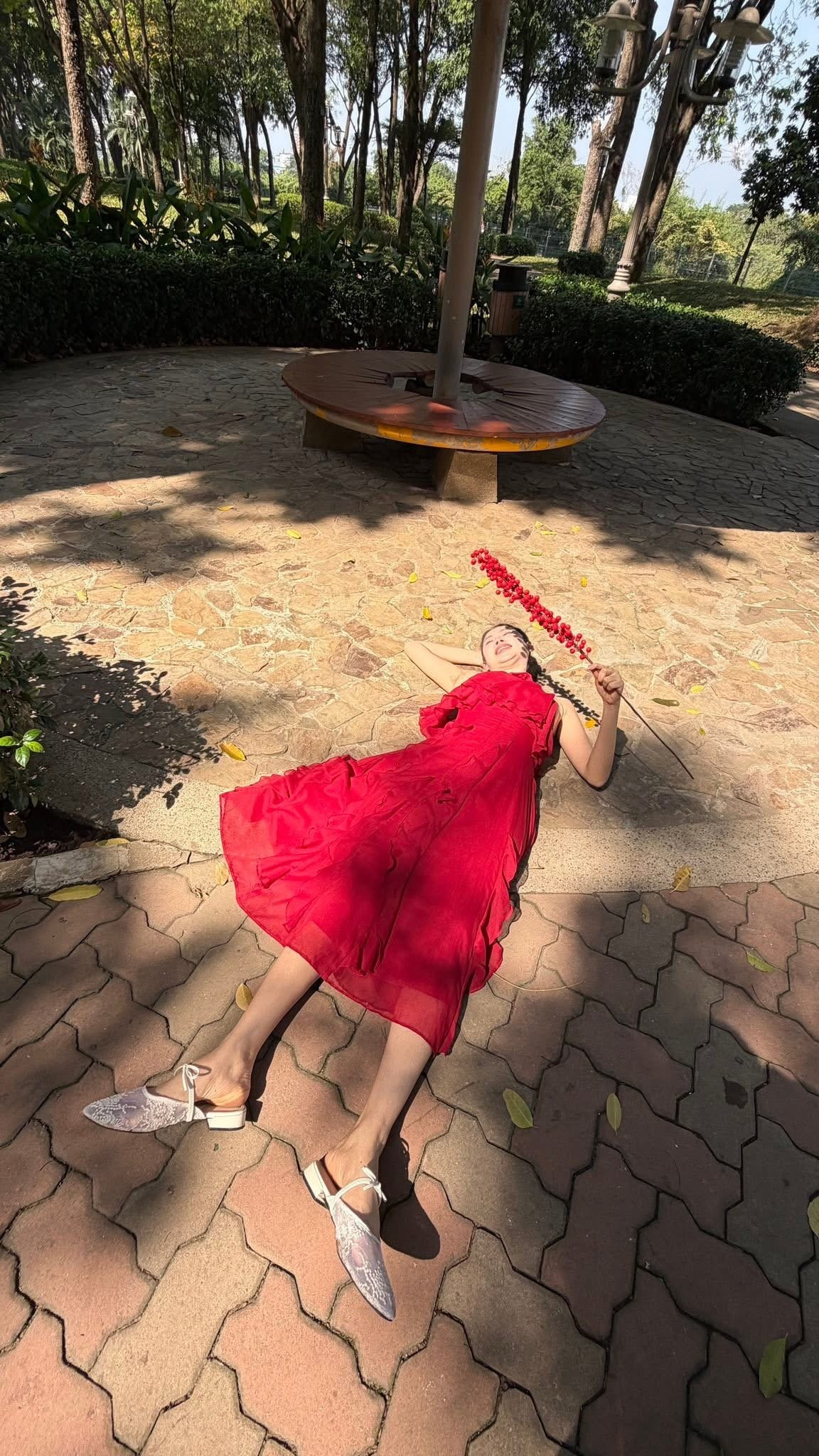 Nhan sắc của Việt Phương Thoa trong bộ ảnh vẫn giữ nét xinh xắn quen thuộc: gương mặt sáng, nụ cười tươi và thần thái rạng rỡ. Tuy nhiên, điểm nhấn không nằm ở sự “xinh đẹp chuẩn chỉnh” mà chính là cách cô nàng cố tình phá vỡ mọi khuôn mẫu chụp ảnh Tết thường thấy.