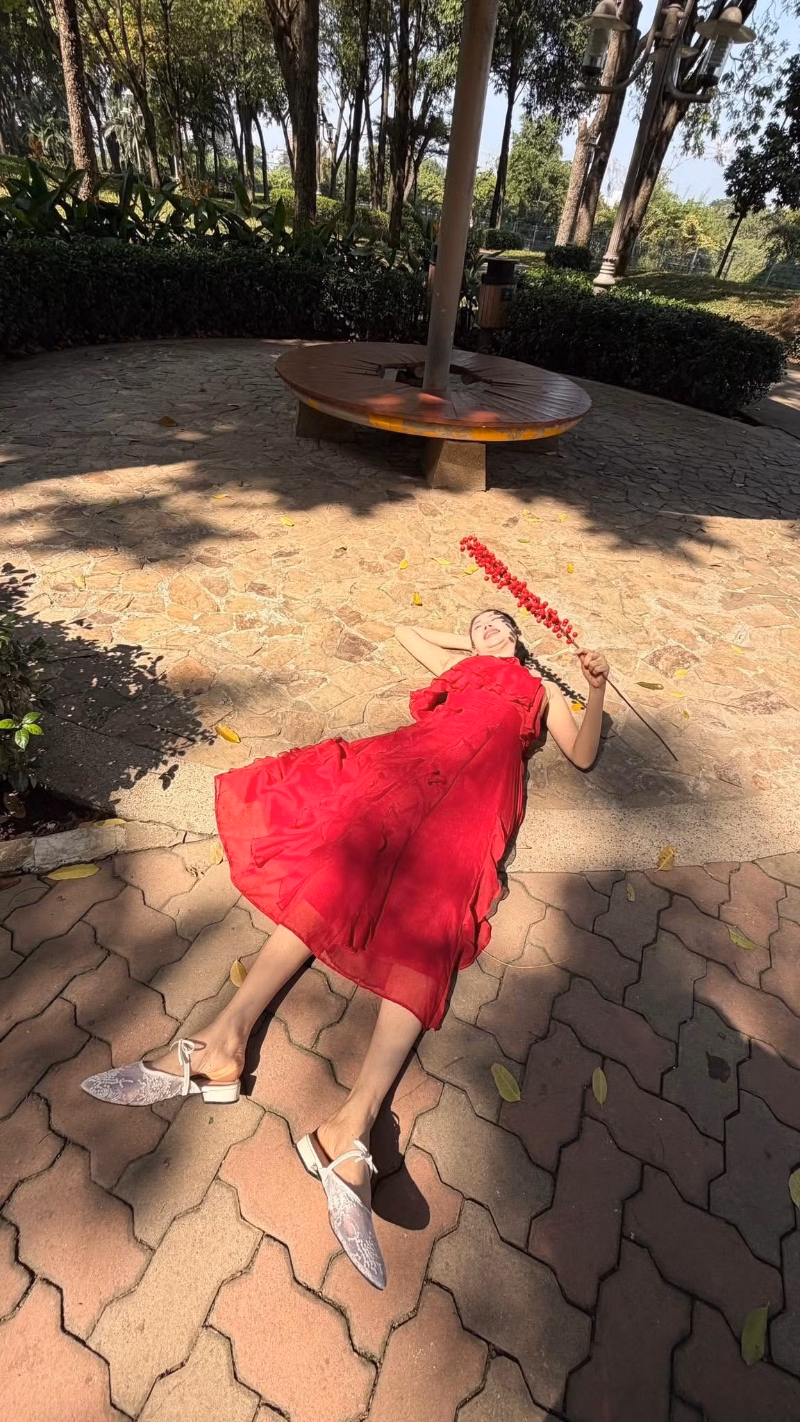 Nhan sắc của Việt Phương Thoa trong bộ ảnh vẫn giữ nét xinh xắn quen thuộc: gương mặt sáng, nụ cười tươi và thần thái rạng rỡ. Tuy nhiên, điểm nhấn không nằm ở sự “xinh đẹp chuẩn chỉnh” mà chính là cách cô nàng cố tình phá vỡ mọi khuôn mẫu chụp ảnh Tết thường thấy.