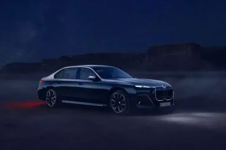 BMW cho biết mẫu xe 7 Series Suhail Edition mới "không chỉ là một chiếc xe hơi" mà "là tuyên ngôn về sự thanh lịch, đỉnh cao của nghệ thuật thủ công và là sự tôn vinh vẻ đẹp văn hóa". Theo nhà sản xuất, chỉ có 50 chiếc xe thuộc mẫu xe này được bán và giá cả vẫn chưa được công bố.