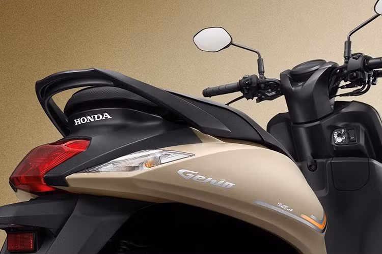 Xe có hai phiên bản gồm CBS và CBS-ISS, tổng cộng sáu lựa chọn màu sắc hiện đại, phù hợp với xu hướng. Phiên bản Honda Genio CBS sở hữu màu Đen bóng (Glossy Black) với thiết kế cổ điển, sang trọng, giá lăn bánh tại DKI Jakarta là 20.075.000 IDR (31,95 triệu đồng), phù hợp với người dùng yêu thích sự đơn giản và tinh tế.