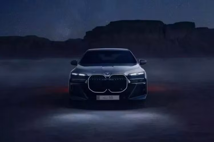 Xin nhắc lại rằng dòng xe 7 Series hiện có các phiên bản 740i, 740i xDrive ( AWD ), 750e xDrive và 760i xDrive, với giá khởi điểm từ 99.300 đô la. Các phiên bản i7 eDrive50 và i7 xDrive60 cũng có sẵn, và phiên bản chạy điện cao cấp nhất là i7 M70, có giá khởi điểm từ 168.500 đô la.