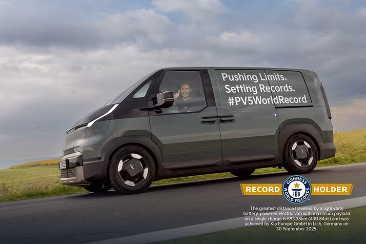 Chiếc PV5 Cargo có sẵn các phiên bản pin tầm trung (51,5 kWh) và tầm xa (71,2 kWh). Nó cung cấp không gian chứa đồ có thể sử dụng lên đến 4,7 mét khối và khả năng tải trọng ấn tượng lên đến 800 kg.