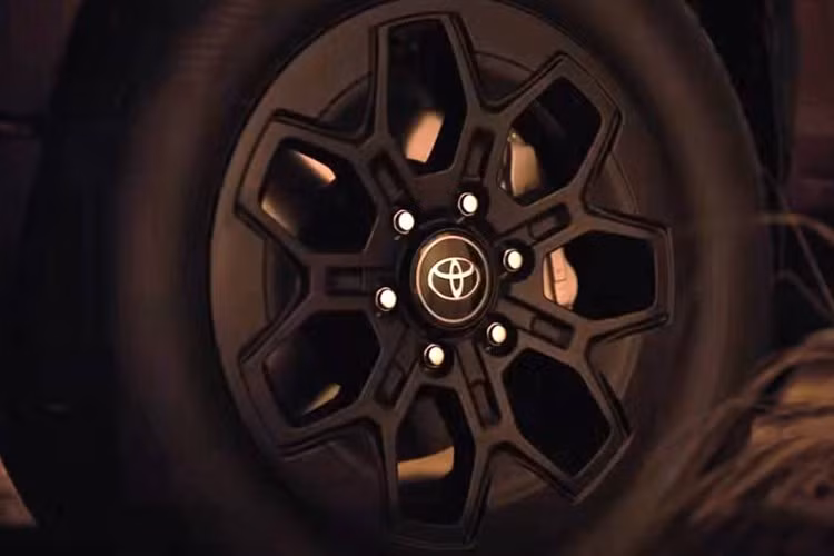 Xe được trang bị hai lựa chọn động cơ diesel 2.8 lít mã 1GD-FTV, đi kèm tăng áp biến thiên. Phiên bản tiêu chuẩn cho công suất 204 mã lực, mô-men xoắn 500 Nm, đi kèm hộp số sàn hoặc tự động 6 cấp, với hệ dẫn động cầu sau hoặc 4 bánh bán thời gian.