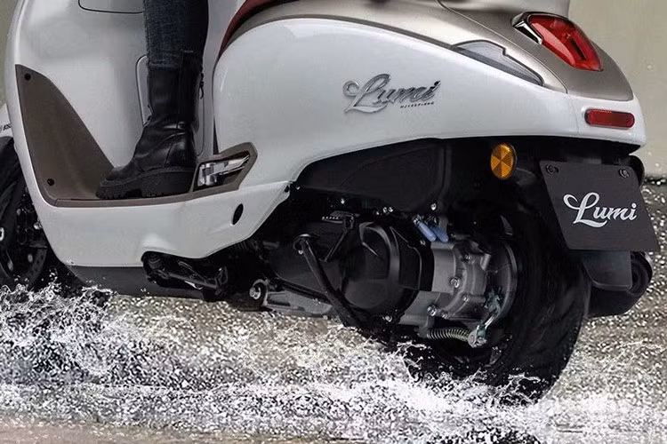 Xe có thể đạt tốc độ tối đa 85–90 km/h, với mức tiêu hao nhiên liệu ấn tượng chỉ 1,75–2 lít/100 km, tương đương quãng đường 250–300 km cho bình xăng 5,7 lít. Một điểm đáng chú ý là Haojue vẫn giữ lại cần khởi động cơ học, đảm bảo tính thực dụng trong thiết kế.