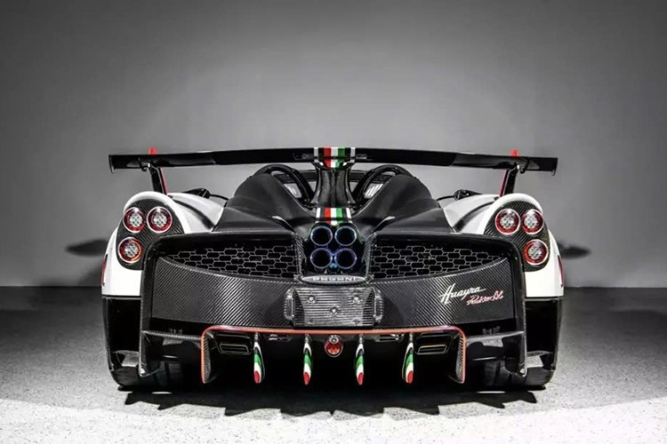 Bản thân cái tên Huayra đã mang một tầm ảnh hưởng to lớn trong lịch sử ngành ô tô. Khi ra mắt vào năm 2011, tiếp nối huyền thoại Zonda, Huayra đã gánh vác trọng trách to lớn là tiếp nối triết lý của Pagani về sự kết hợp hoàn hảo giữa nghệ thuật và kỹ thuật.