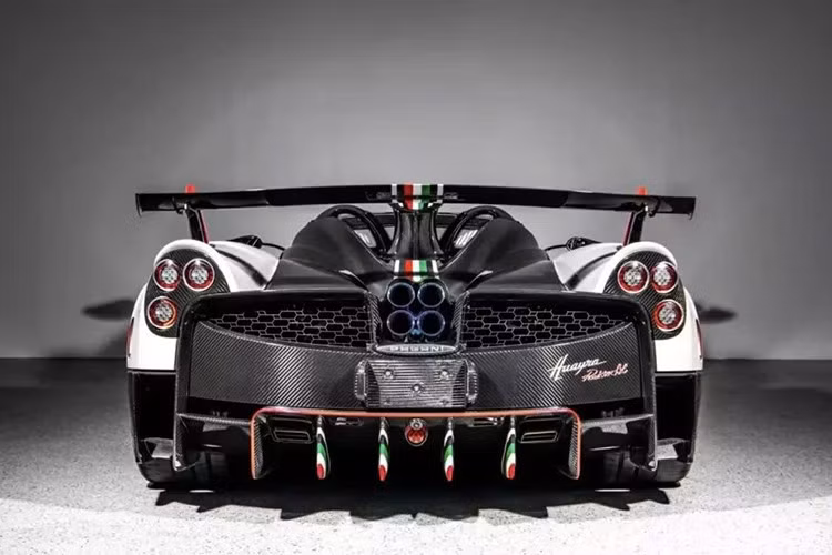 Bản thân cái tên Huayra đã mang một tầm ảnh hưởng to lớn trong lịch sử ngành ô tô. Khi ra mắt vào năm 2011, tiếp nối huyền thoại Zonda, Huayra đã gánh vác trọng trách to lớn là tiếp nối triết lý của Pagani về sự kết hợp hoàn hảo giữa nghệ thuật và kỹ thuật.