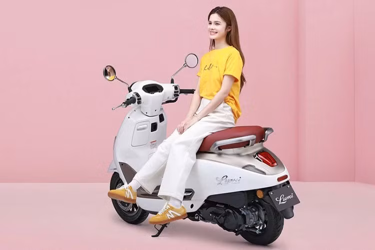 Hệ thống an toàn của Lumi 125 nổi bật với phanh ABS đơn kênh của Bosch và hệ thống kiểm soát lực kéo TCS do Hitachi phát triển, giúp tăng độ bám và hạn chế trượt bánh trên đường trơn hoặc khi tăng tốc gấp – tính năng hiếm gặp ở xe ga tầm trung.