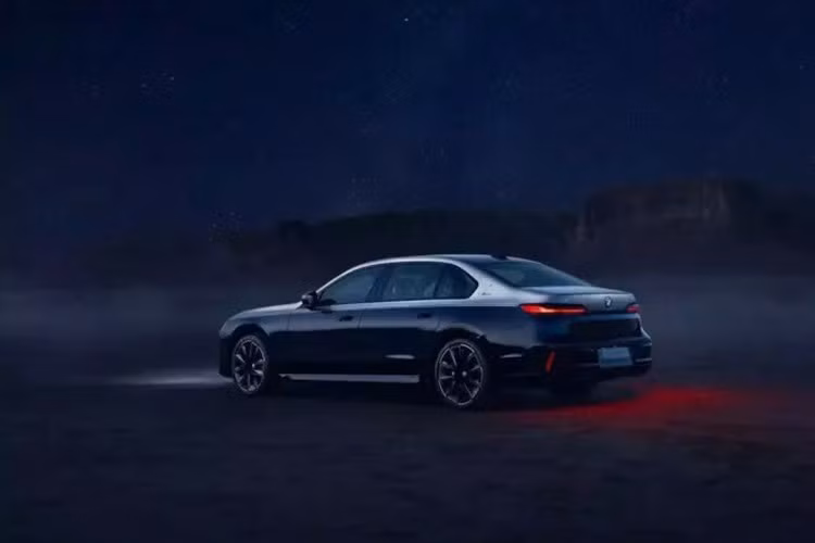 Thông tin chi tiết về tình trạng hàng có sẵn và số lượng xe sẽ được công bố. Trước tiên, chúng tôi muốn chia sẻ điều gì làm nên sự khác biệt của phiên bản giới hạn này so với các dòng xe BMW 7 Series hiện đại khác.