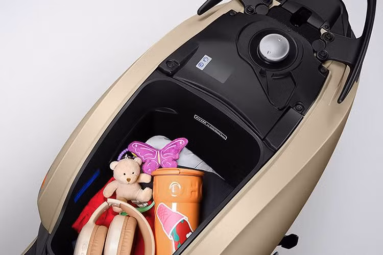 Phần chắn bùn và ốp trước ba chiều có đường nét sắc sảo, tạo ấn tượng mạnh mẽ từ mọi góc nhìn. Xe còn được trang bị cổng sạc điện tiện dụng ở hộc trước, phù hợp với nhu cầu sử dụng hằng ngày.