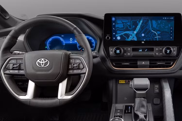 Phiên bản mạnh hơn – Super Power – có công suất 224 mã lực, mô-men xoắn 550 Nm, sử dụng hộp số tự động 6 cấp và dẫn động 4 bánh. Cả hai phiên bản đều tương thích nhiên liệu B20, đạt chuẩn khí thải Euro 5 và trang bị bộ lọc khí thải DPF. Toyota cho biết các động cơ này sẽ được tinh chỉnh lại trên TRAVO, do đó thông số chính thức có thể có điều chỉnh khi ra mắt.