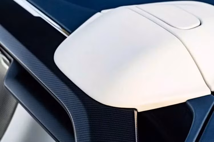 Mỗi chiếc xe đều có một tấm biển ngưỡng cửa tùy chỉnh đánh dấu mối quan hệ hợp tác giữa Aston Martin Fort Lauderdale, Denison Yachting và Bannenberg &amp; Rowell, một biểu tượng tinh tế về nguồn gốc của xe.