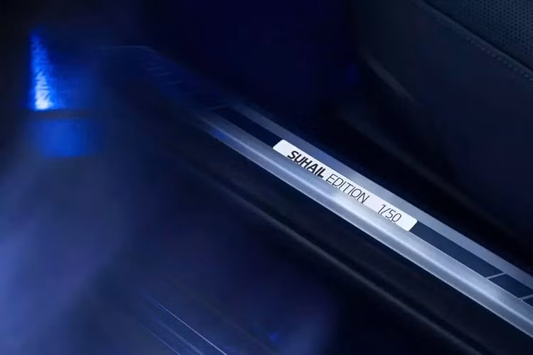 Một trong những điểm nổi bật đầu tiên chính là lớp sơn 2 tông màu đặc trưng của BMW Individual. Lớp sơn này kết hợp giữa màu xám Oxid Metallic và xanh Night Metallic ở ngoại thất, tạo nên vẻ đẹp nổi bật cho chiếc sedan hàng đầu này, cùng với logo chòm sao Suhail trên cột C.